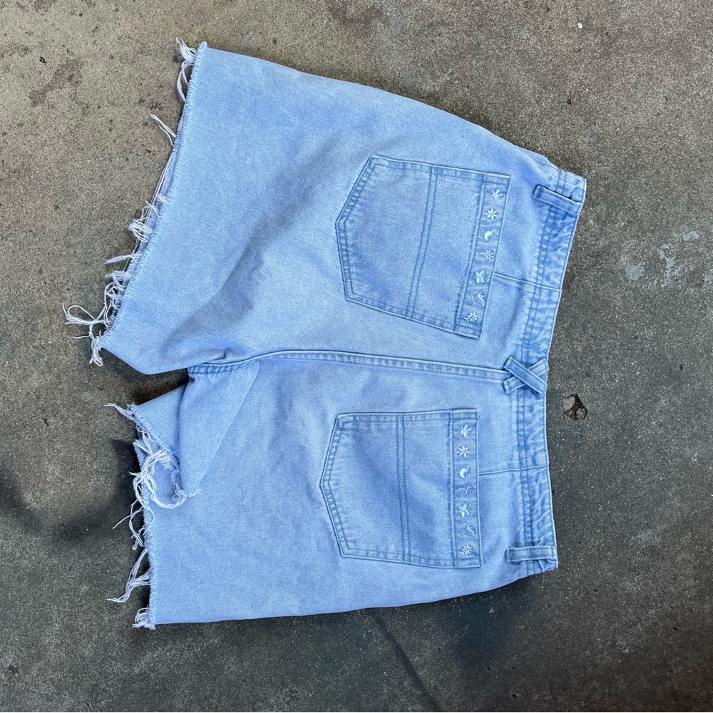 Flower & Bird Embroidered Detail Cut-Off Denim Jean Shorts